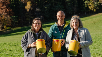 Start für eine neue Partnerschaft: Anton Heufelder (Geschäftsführer Naturpark Karwendel) mit ADLER-Geschäftsführerin Andrea Berghofer (re.) und Claudia Berghofer (Leiterin Unternehmenskommunikation, li.). | © ADLER