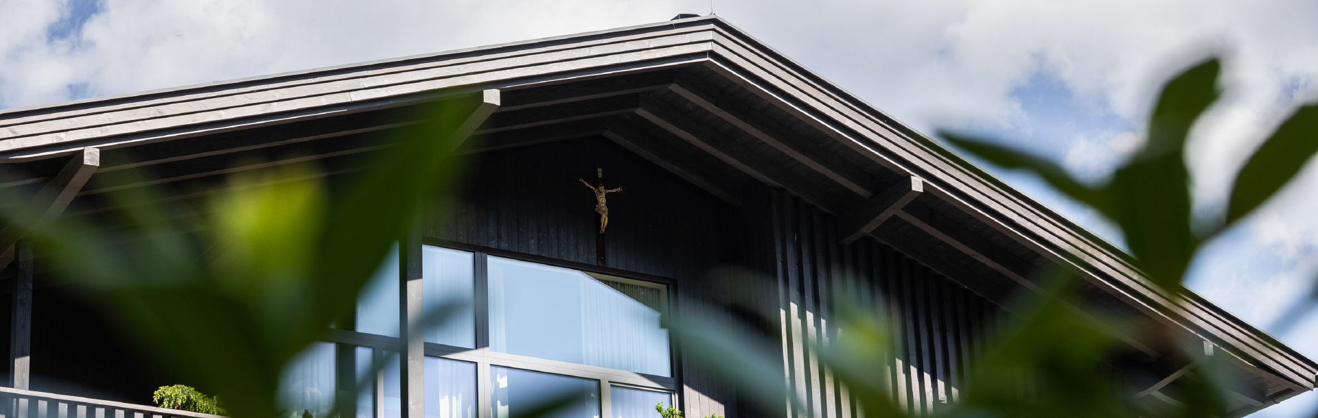 Die Holzschalung wurde mit Lignovit Platin von ADLER im dunklen Ton Kawirbraun lasiert. | © Schloss & Boutiquehotel Mitterhart / David Innerhofer