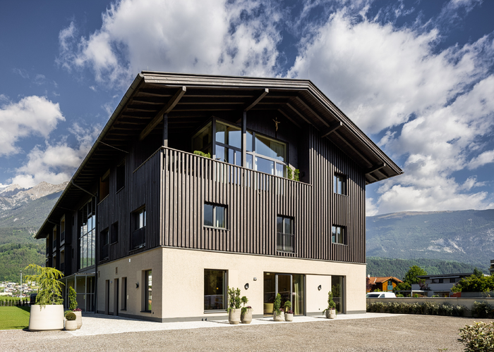 In Form und Fassadengestaltung nimmt der Bau Bezug auf das ehemalige Hofgebäude. | © Schloss & Boutiquehotel Mitterhart / David Innerhofer