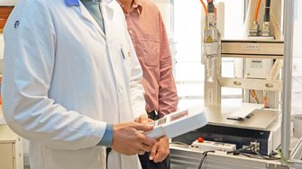 Dr. Simon Leimgruber und Dr. Albert Rössler (v.li.) an der neuen Laboranlage. | © ADLER