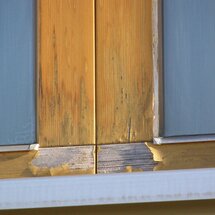kaputte Beschichtung bei Fenster | © ADLER