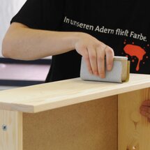mit Schleifpapier schleifen