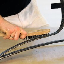 mit der Drahtbürste Schmutz entfernen