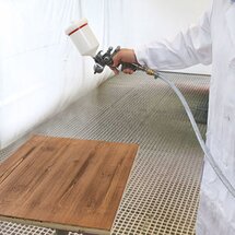 eine farblose Deckschicht mit Aquawood Protor-Finish