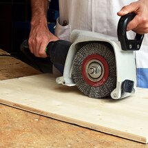  Fichtenholz oder Fichtenstarkfurnier bürsten