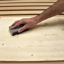 gebürstetes Holz mit leichten Glättschliff behandeln