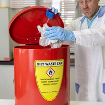 Arbeitsmaterial, wie ölgetränkte Tücher oder Filtermatten, sicher entsorgen  | © ADLER