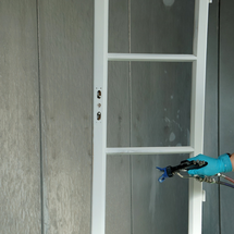 Decklackieren des Fensterflügels | © ADLER