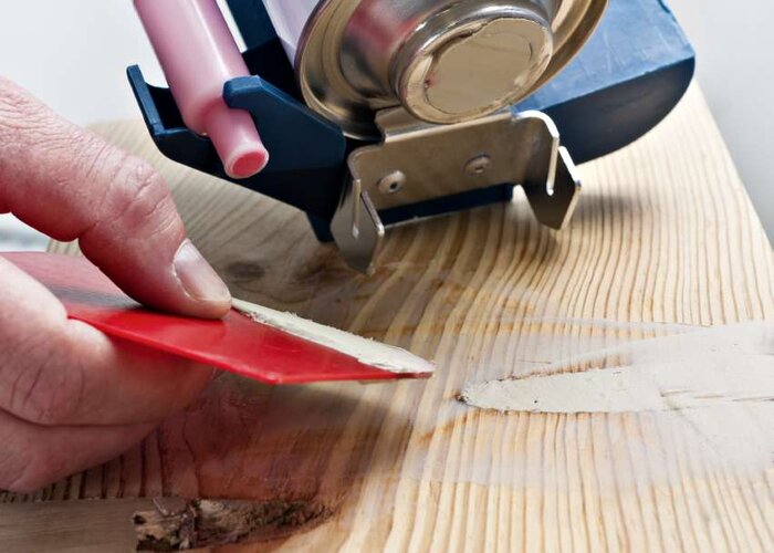Holzspachtelmasse für Außen zum Ausbessern | © ADLER