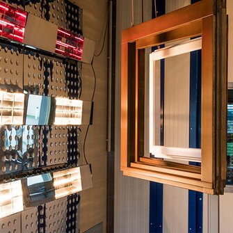 Futuristisch: Mit dem neuen Halogentrockner in der ADLER-Anwendungstechnik lassen sich Fenster ebenso schnell trocknen …  | © ADLER