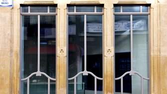 Für deckend lackierte Holzfenster – viele davon im denkmalgeschützten Bereich – setzt OST auf das Beschichtungssystem Aquawood Covapro von ADLER.