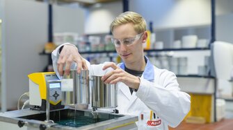 Im F&E-Labor des ADLER-Werks arbeitet ein 110-köpfiges Team an der Entwicklung innovativer und nachhaltiger Produkte.  | © ADLER
