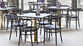 Ob natürliche Holzfarbtöne oder sattes Schwarz: Mit Arova Flex macht Holz immer eine gute Figur.  | © Thonet GmbH © Constantin Meyer