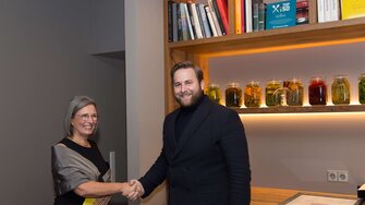 Laudator Sven Hilger (re.) von Ost Fenster gratulierte Andrea Berghofer und lobte in seiner Ansprache die tatkräftige Unterstützung und den Einsatz des gesamten ADLER-Teams bei der Umstellung auf die hochwertigen Beschichtungen des Tiroler Lackherstellers. 
