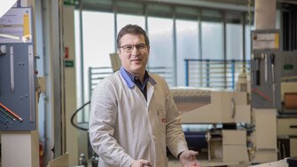 Der gelernte Tischler Reinhard Huber ist bereits seit mehr als 25 Jahren in der Anwendungstechnik von ADLER tätig und berät Tischler ebenso wie industrielle Hersteller in allen Fragen der Oberflächenveredelung. 