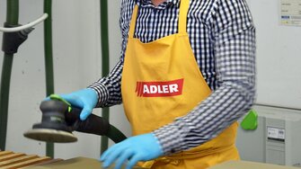 Eine sorgfältige Untergrund-Vorbehandlung ist bei Wasserlacken besonders wichtig, um ein gleichmäßiges Oberflächenbild zu erzielen. 