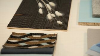 Nordische Gemütlichkeit vermittelt die Materialzusammenstellung am Woodboard Nordic Blue.