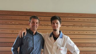 Schon vor Ausbildungsbeginn waren alle Neu-Lehrlinge mit Begleitung zu einem „Welcome Day“ ins ADLER-Werk eingeladen – Paul kam mit seinem Vater, der ihm das Werk als Arbeitgeber empfohlen hatte.