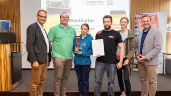 Mit der „Wastinator“-App gewannen die ADLER Lehrlinge Jennifer Knoll, Markus Spielvogel und „Newbie“ Viktoria Geisler den Tiroler „Lehrlings-Hackathon“ – Ausbildner Michael Enders (2.v.li.) ist sichtlich stolz und freut sich mit den Verantwortlichen der Wirtschaftskammer. | © WK Tirol/ Die Fotografen