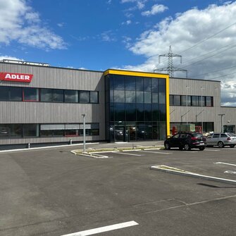 Modern, großzügig und gut erreichbar: Der neue Stützpunkt ist Anlaufstelle für ADLER-Kunden in ganz Ostösterreich.