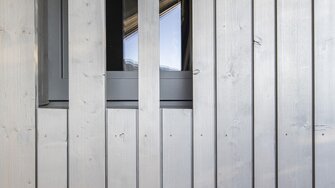 Die übergestülpte Holzfassade wurde mit Pullex Silverwood von ADLER vorvergraut.  | © Petra Rainer