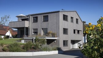 Kaum wiederzuerkennen: Dieses moderne Zwei-Generationen-Wohnhaus entstand… | © Petra Rainer