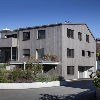 Kaum wiederzuerkennen: Dieses moderne Zwei-Generationen-Wohnhaus entstand… | © Petra Rainer