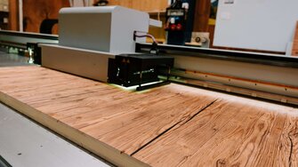 Auf hochmodernen Anlagen werden die Fichten-Dreischichtplatten mit authentischen Holzdekoren bedruckt …  | © ADLER