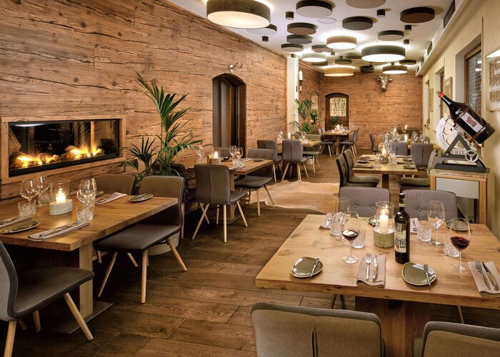 Die Altholz-Dekore von Stainer Sun Wood sind eine attraktive Option für den Innenausbau wie hier beim Hotel Neo Linde in Esslingen.  | © Stainer Sun Wood
