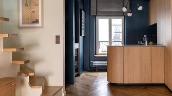 Pariser Chic aus Tiroler Hand: Die von der Tischlerei Kirchmair gestaltete Wohnung überzeugt mit Charakter und Charme.  | © Tischlerei Kirchmair
