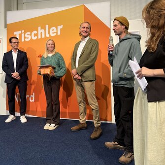 … wie ihr stolzer Ausbildner einige Worte ans Publikum.  | © Tischler Nord