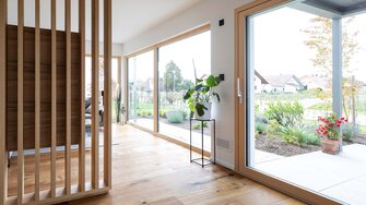 Das Cradle to Cradle-zertifizierte Fensterbeschichtungssystem Aquawood Terra bietet das optimale Paket aus Produktleistung und Umwelteigenschaften. | © Gaulhofer / Erika Mayer Photography