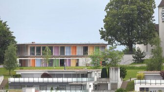 Emissionsarm (< 3 %), biozidfrei und auf Basis natürlicher und nachwachsender Rohstoffe (> 95 %) hergestellt: Lignovit Terra-Lasur. | © Bucher Architekt BSA