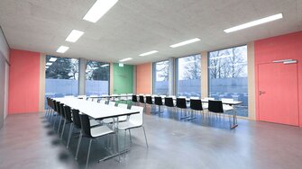 Emissionsarm (< 3 %), biozidfrei und auf Basis natürlicher und nachwachsender Rohstoffe (> 95 %) hergestellt: Lignovit Terra-Lasur. | © Bucher Architekt BSA