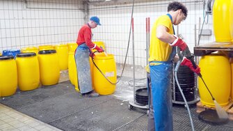 Mehrweg-Gebinde werden im ADLER-Werk gereinigt und wiederverwendet.