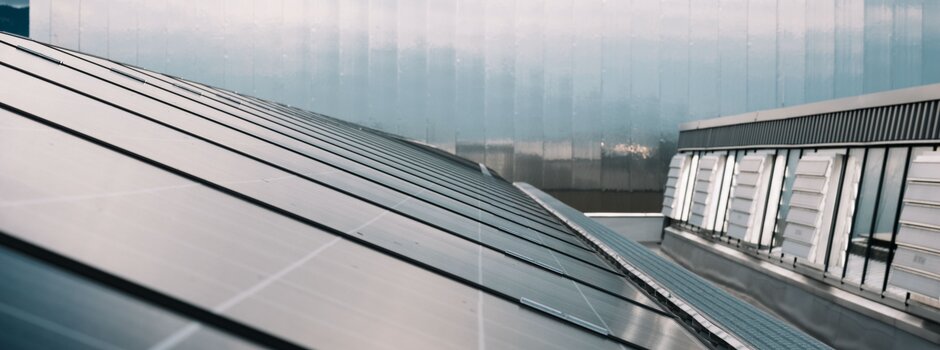 Mit einer leistungsfähigen Photovoltaik-Anlage deckt ADLER einen Teil des Energiebedarfs ab.