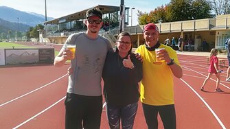 80 Kilometer im Dienst einer guten Sache: Claudia Berghofer gratuliert Simon Leimgruber (li.) und Andreas Oberkofler (re.) zu ihrer beeindruckenden Laufleistung.