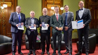 Die Preisträger Prof. Dr. Strube, Dr. Rössler und Thomas Höfer mit den diesjährigen Gewinnern der H. F. Mark-Medaillen Prof. Dr. Clemens Holzer (Montanuniversität Leoben), Dr. Ralph Theuer (KremsChem Holding) und Dr. Dietmar Loidl (ehem. OFI Geschäftsführer) (v.re.n.li.). | © OFI / Michael Pyerin