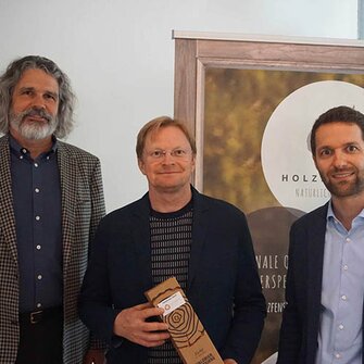 v.l.: Martin Wegscheider, Vorsitzender des Verbands „Holzfenster – natürlich aus Tirol“, Vortragender FH-Prof. Günther Grall, Vizerektor der Fachhochschule Salzburg und Simon Holzknecht, Geschäftsführer des „Holzfenster-Verbands“