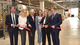 Eröffneten feierlich die neuen Produktions- und Logistikanlagen: Bürgermeister Dr. Hans Lintner, Bundesministerin Dr. Margarete Schramböck, Günther, Claudia und Andrea Berghofer, Landeshauptmann Günther Platter. 