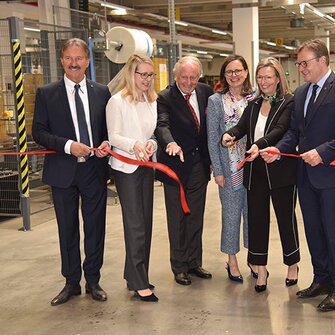 Eröffneten feierlich die neuen Produktions- und Logistikanlagen: Bürgermeister Dr. Hans Lintner, Bundesministerin Dr. Margarete Schramböck, Günther, Claudia und Andrea Berghofer, Landeshauptmann Günther Platter. 