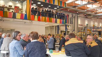 So sauber, dass man sogar darin essen kann: Ihren Abschluss fanden die Feierlichkeiten in der neuen ADLER-Wasserlackfabrik.
