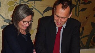 ADLER Geschäftsführerin Andrea Berghofer schnitt gemeinsam mit ADLER-Česko-Geschäftsführer Jan Bauchner die gelbe ADLER-Dosen-Torte an.