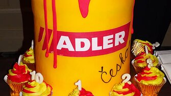Die gelbe ADLER Geburtstagstorte sah nicht nur gut aus, sondern schmeckte auch köstlich.