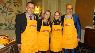 Die ADLER Gratulanten: Jan Bauchner und Andrea Berghofer mit Zuzana Brožová and Tomáš Novotný von der Firma Artisan.