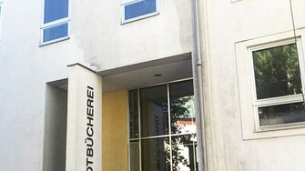 Staub und Schmutz verunstalteten die Fassade und mussten erst abgewaschen werden.