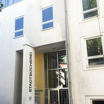 Staub und Schmutz verunstalteten die Fassade und mussten erst abgewaschen werden.