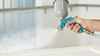 Der effiziente Spritzauftrag mit ADLER Aqua-Nova Pro Spray spart Zeit und Geld und erzeugt perfekte, gleichmäßige Oberflächen auf zahlreichen Untergründen. (Foto: ADLER)