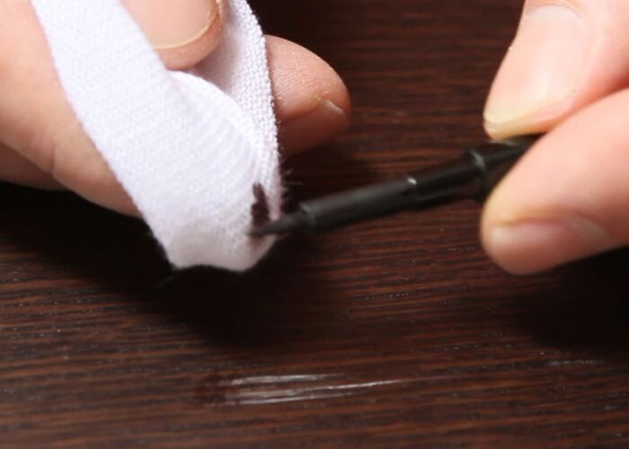 Schritt 1: Tinktur aus dem Grilith-Flexpen auf das Baumwolltuch auftragen.