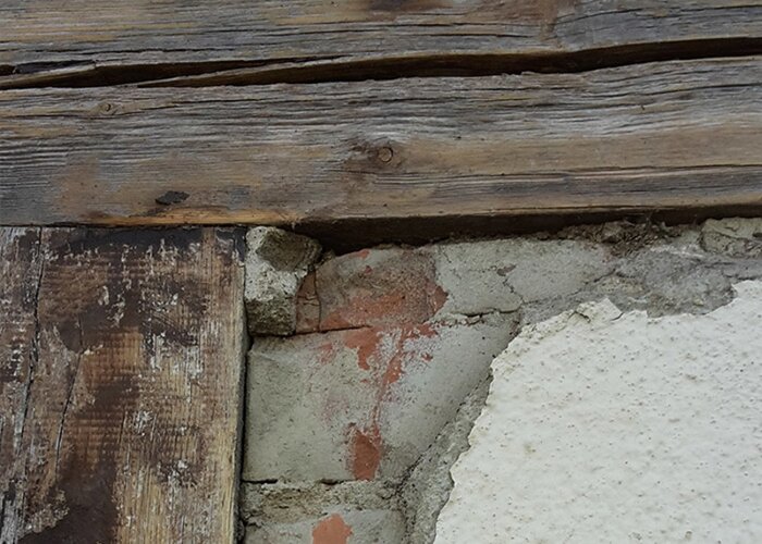 Durch einen Kehlschnitt wird eine Dehnungsfuge eingearbeitet.